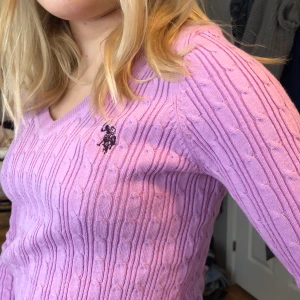Ralph lauren tröja - Rosa Ralph Lauren tröja som aldrig är använd. Köparen står för frakt❤️