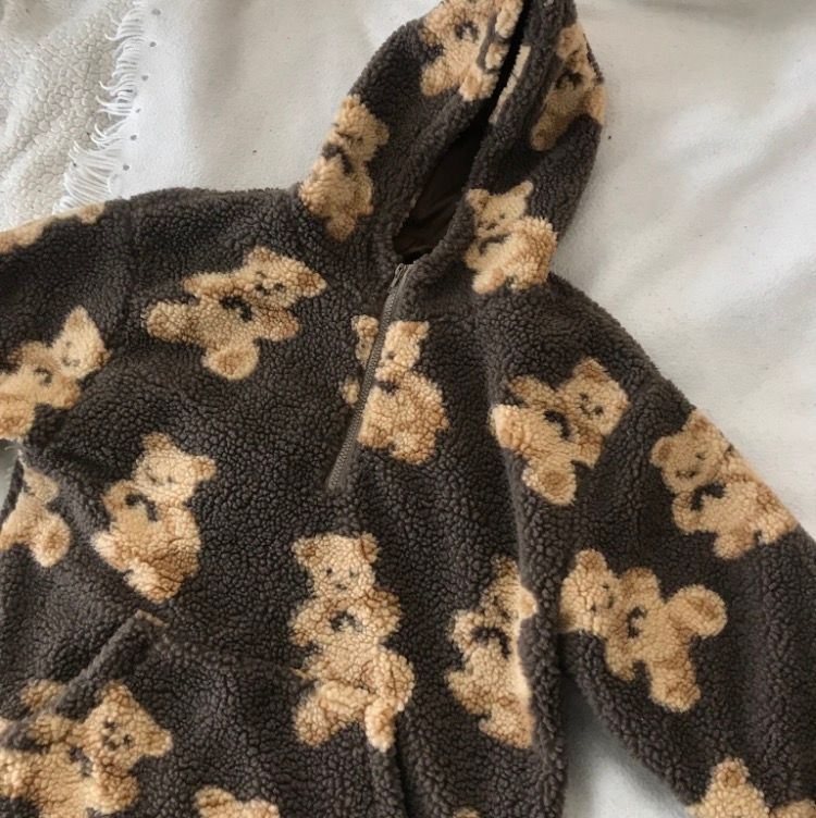 Sprillans ny Teddy hoddie/jacka med luva frĂ„n Aelfric Eden. âšđ€ BestĂ€llde en annan modell men fick fel sĂ„ sĂ€ljer denna. Har tagsen kvar! Storlek S, ganska stor! Frakten ingĂ„r i priset och jag skickar med Postnord Skicka LĂ€tt! đ. Jackor.