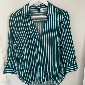 Randig blus - Näst in till oanvänd blus från HM, storlek 36!  Frakt - 24kr, betalas med Swish🤩 