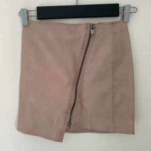 Skin-imitation kjol  - Laxrosakjol (skin-imitation) perfekt för dig som är mindre och har svårt att hitta kjolar som passar (storlek 32). Dragkedjan går att dra ner hela vägen. Frakt - 24kr
