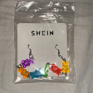 Örehängen m björnar - Säljer mina oanvända örhängen från shein. Aldrig använt eftersom de inte var min stil. Köparen betalar frakt. Skriv ifall du har några frågor💕