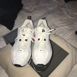 Nike tekno neon - Jätte fina bekväma Nike skor i storlek 42, superbekväma bara att de nt alls passar min stil längre, dom är i väldigt bra skick och använda ganska få gånger(köparen står för frakt och kan komma att bli lite billigare, dessutom går priset att diskutera) 
