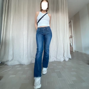 Unika byxor! - Köpte dessa i en liten butik på Bali, så de är väldigt unika! Har två stjärnor på bakfickorna✨ jag på bilden är S och brukar bära 34-36 i byxor ❤️ är 166 cm lång✨