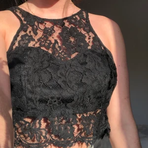 Bikbok xs festtröja i spets - Bikbok festtröja i spets med dragkedja i ryggen