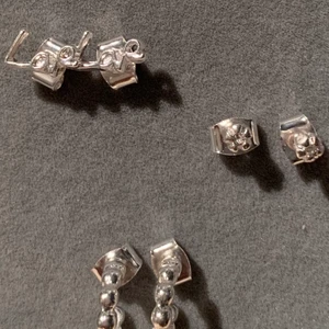 Tre snygga örhängen  - Silver färgade örhängen som är oanvända👍 texta vid intresse 💕