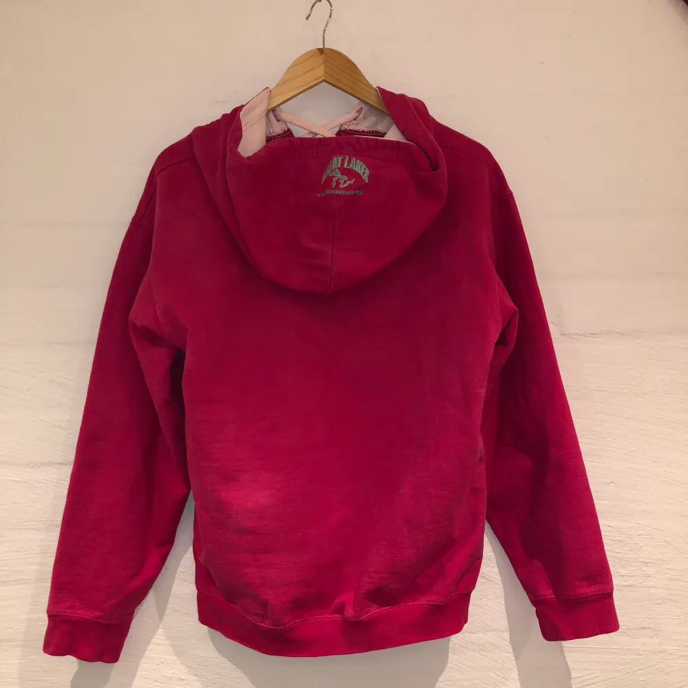 Vi säljer denna rosa hoodie med broderat Great Lakes på. Den är dessutom broderat på luvan. Priset är 299kr. Den är i storlek M och passar som en M. Personen på bilden är 175 och brukar ha på sig S/M. Den är lite nopprig i texten men har inga andra defekter.  Kontakta oss på Plick eller på vår Instagram @wanderetro. Om flera visar intresse blir det budgivning. Köparen står för spårbar frakt på 66kr. 🤍. Hoodies.