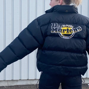 DR.MARTENS Airwair Vintage Jacket  - BUDGIVNING avslutas 16/2 - BUD 2000. En vintage Dr.Martens jacka (äkta) från 90-talet i väldigt bra skick. Coolt och unikt tryck på ryggen 🤎🤙🏻 Är unisex och passar på vem som helst beroende på hur man vill att den ska sitta (märkt som L)! . Kontakta mig om ni vill buda eller har frågor  <3