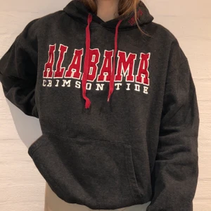 Vintage Hoodie Alabama - Vi säljer denna mörkgråa hoodie med Alabama broderat på. Den är har dessutom en broderi på luva. Priset är 329kr.  Den är i storlek XXL men sitter som en M. Personen på bilden är 165 och brukar ha på sig M. Inga defekter på hoodien. Kontakta oss på Plick eller på vår Instagram @wanderetro. Om flera visar intresse blir det budgivning. Köparen står för spårbar frakt på 66kr. 🤍