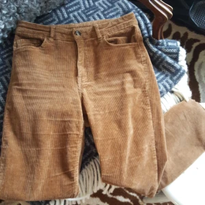 Manchester-byxor - Bruna manchester-byxor som knappt är använda, jättesköna och bekväma. Frakt i går i priset.