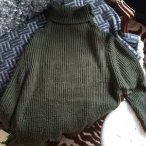 Stickad tjockklänning - En riktigt varm o go stickad klänning som är supermysig och har polo. Frakt ingår i priset :)