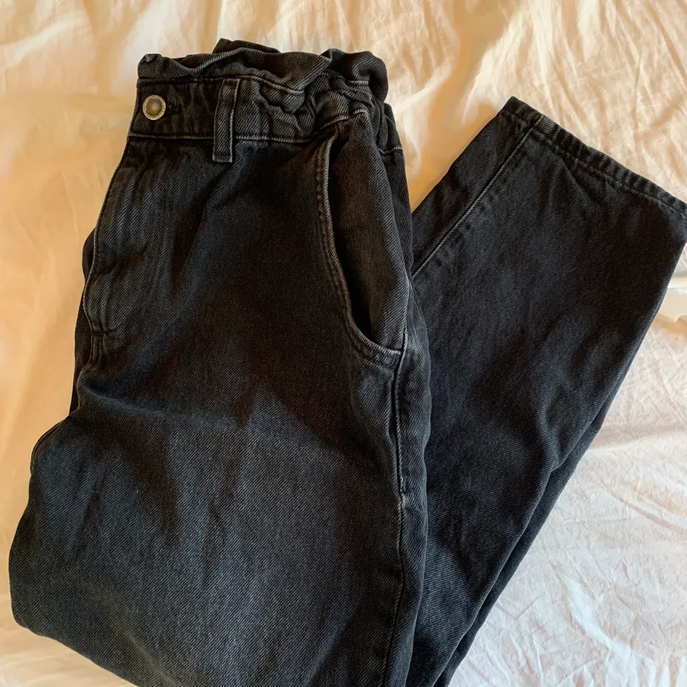 Ankellånga jeans i tvättad svart färg från zara. Aldrig använda. Rymliga jeans som inte sitter åt någonstans och är superbekväma. Passar de allra flesta storlekarna enligt mig då det är jättestretchiga i midjan.                                                                 Gratis frakt!. Jeans & Byxor.
