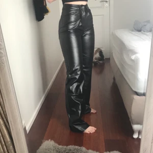 Skinnbyxor från PLT - Skinnbyxor från PLT. Aldrig använda (lappen sitter kvar). Jag är 155cm, midjemått 65cm. 