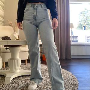 Populära jeans från Zara. Tyvärr så har dom lite små och kommer inte till användning. Dom är som nya inga defekter. 