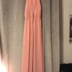 Balklänning - En fin maxi/balklänning från märket vila. Använd 2 nätter under min skolavslutning. Dragkedja med spänne på ryggen✨ frakt tillkommer & priset går att diskutera. Tar endast swish💓