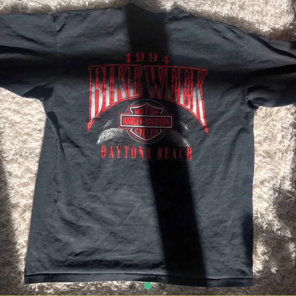 T-shirt från Harley Davidson! I jättefint vintage skick, väldigt ovanlig och svår att få tag i! Kom med egna bud eller köp direkt för 500kr! Jag står för frakten 💖 . T-shirts.