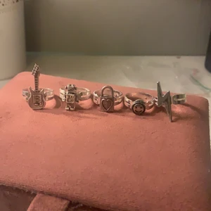 Ringar - Jättefina ringar som är justerbara så fungerar på alla fingrar🥰🥰finns flera av alla i lager!! Skriv för mer info 35kr/st alla för 140kr