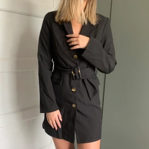 klänning - Klänning från na-kd i storlek 34, större i storleken. köpt för 700 kr, endast använd 1 gång så i mycket fint skick, köparen står för frakten, bud på 180 kr