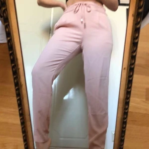 Byxor  - Snygga rosa byxor som är lätta både att klä upp och klä ner! De är väldigt skrynkliga på de två sista bilderna men det är bara att stryka :)