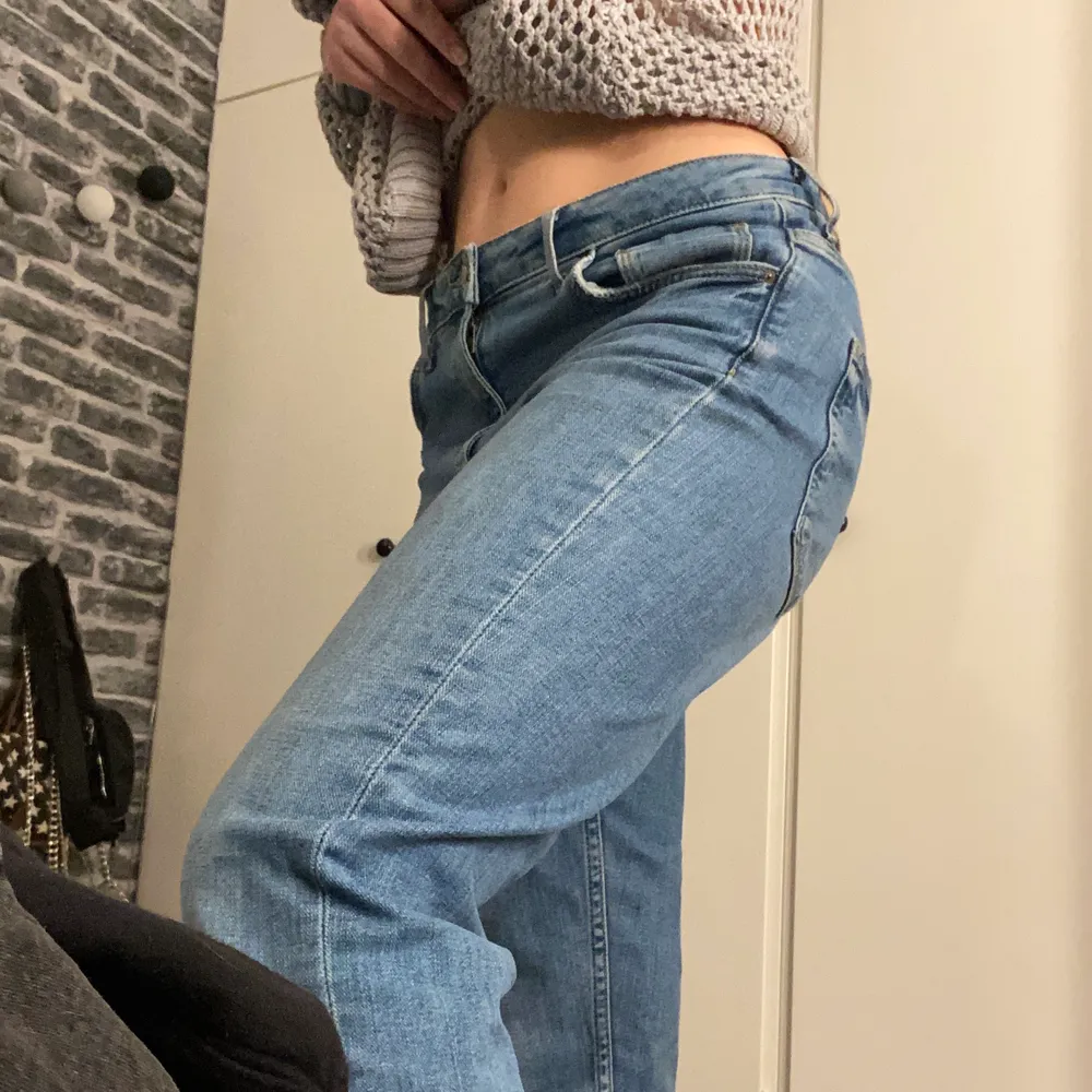raka lågmidjade jeans osäker storlek men passar mig som har 36 ish, ifrån HM . Jeans & Byxor.