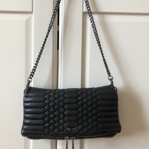 Zadig  - Zadig & Voltaire väska! Superfin utan några skador! Både en kortare kedja och en crossbody kedja ingår (bild 3)💗Köpt på Zadig i Stockholm.