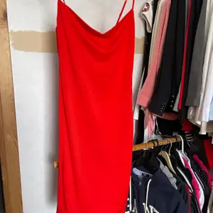 Fin röd klänning. Figurnära nyskick 
