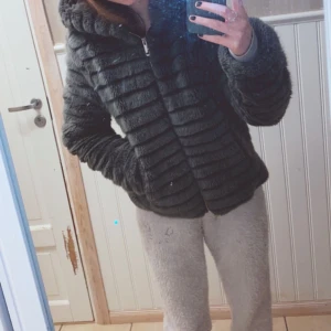 Grå pälsjacka - Superfin pälsjacka som tyvärr inte kommit till användning:( perfekt för vintern och hösten då den är super varm!! Superfint skick förutom något litet hål i någon ficka, inget som syns och kan lagas. 