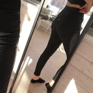 Jeans - Från lager 157 och är köpta för 150:-. De är knappt använda och är i bra skick! Frakt tillkommer:)