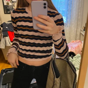 Glittertröja - Missoni-inspirerad tröja från Neo Noir. Skönt och stretchigt material. Den passar till typ allt!💛 Det står ingen storlek i den, men den passar mig som är en 36 passar även 34