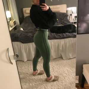 stronger tights - Tights från stronger, nypris 500kr. använda 2 gånger. supersköna och stretchiga. frakt tillkommer 48kr