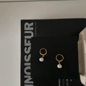 Smycken @kahlo.the.label - Pearl hoops från mitt märke @kahlo.the.label  🖤119kr för ett par, materialet är rostfritt stål och äkta sötvattenspärlor. Mer på vår hemsida🐚