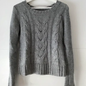 tjocktröja - Säljer denna stickade tjocktröja. Storlek S. Köparen står för frakt. 💞