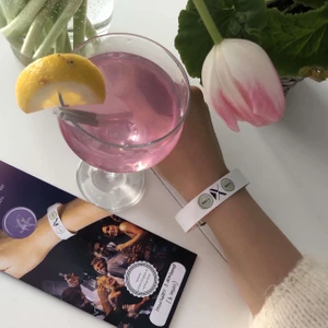 Drogtestarmband SafeParty UF - Den perfekta accessoaren att ha med sig i väskan som kan rädda liv. Armband som testar drycker för drogen GHB. Paket med 3 st armband där varje armband består av två testrutor. Följ oss gärna på instagram där vi finns under namnet safeparty_uf💜