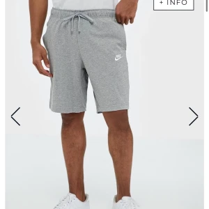 Nikeshorts (Nyskick) - Säljer min brorsas Nikeshorts, helt oanvända och säljes pga fel storlek.✨ Skriv för andra frågor/bilder