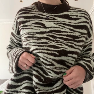 MINT GREEN WEEKDAY SWEATER - Super cute zebra patterned sweatwe from Weekday! I’m an S but it’s a bit oversized! 