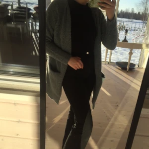 Kofta - En härlig blå kofta som jag köpte på loppis. Den är i bra skick:) Frakt tillkommer