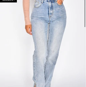 Jeans med slits - Jättefina jeans i bra skick (oanvända) då de är för små för mig (strl M/38 men dessa passar S då de är i petite modell)