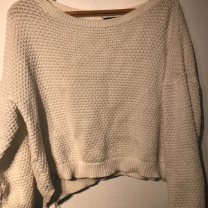 Stickad kofta strl M - Vit stickad kofta från Kappahl. Endast använd ett fåtal gånger så super bra skick!