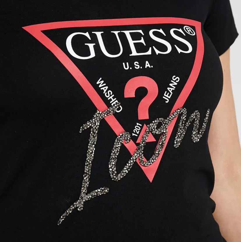 Jättefin T-shirt från märket Guess i storlek S💓 använd Max 3 gånger, fortfarande i nyskick. Köpt för 319kr, säljs för 150kr +frakt🚚. T-shirts.