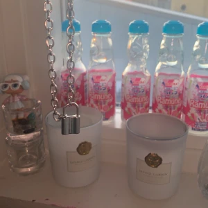 Halsband - Ett silver halsband med ett lås på! Super fint! Frakt:15 kr