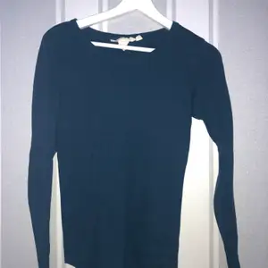 Fin mörkblå långärmad tröja från HM! Aldrig använd så den är i nyskick! Köparen står för frakt