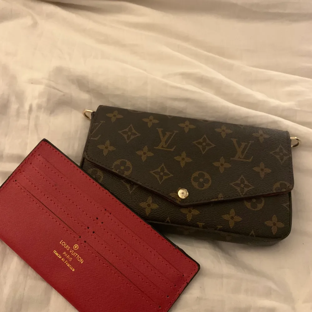 Louis Vuitton väska med tillhörande korthållare! Den är fake men den är i super skick, 