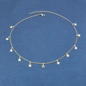 Jättegulligt silvrigt halsband från shein med små stjärnor på. Jättefin men kommer inte till användning, alltså aldrig använd. Frakt kostar 24kr