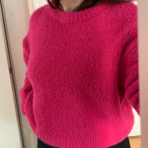 Stickad tröja - Rosa stickad tröja som jag köpte på primark förra året. Säljer pga aldrig kommit till användning. Kom privat för bättre bild om behövs 💘💘