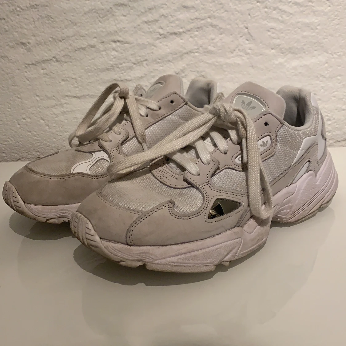 Falcon Adidas skor i beige