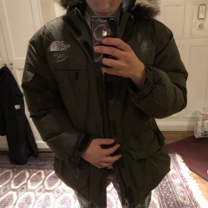 The North Face Parkas strl:L - Intressekoll på en fantastiskt fin och varm The North Face Parkas vinterjacka i olivgrön färg. Strl: L 