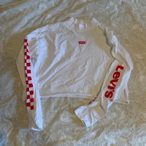 Levis  - Cool Levis topp med detaljer, cropped i modellen💕