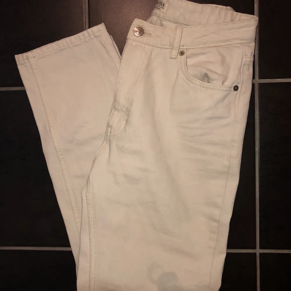 Lindex jeans i strl 38 varsamt använda! Jag är 169 cm lång. . Jeans & Byxor.