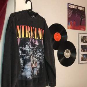 Säljer denna skit coola nirvana sweatshirten som tyvärr inte kommit till användning. Bra skick då jag använt den runt 5 gånger. Köpte den på H&M för runt 199 o säljer den för 89. Skriv om ni har några frågor 💞💞 BUDGIVNING I KOMENTERA TILLS FREDAG 15:00!! 