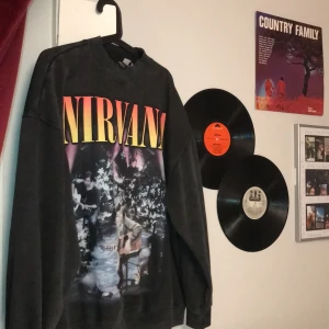 Nirvana Sweatshirt  - Säljer denna skit coola nirvana sweatshirten som tyvärr inte kommit till användning. Bra skick då jag använt den runt 5 gånger. Köpte den på H&M för runt 199 o säljer den för 89. Skriv om ni har några frågor 💞💞 BUDGIVNING I KOMENTERA TILLS FREDAG 15:00!! 