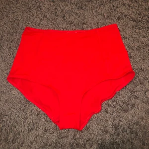 Bikini - Säljer dessa röda, högmidjade bikinitrosor från monki. Använd ungefär 2 gånger. 40 kr eller bud☺️ frakt betalas av köparen☺️